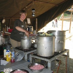 Vink maakt Macaroni met kaassaus en hesp voor 50 man.. - Scouts en Gidsen Zaventem 